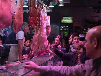 Una carnicería en el mercado Maravillas, en Madrid.