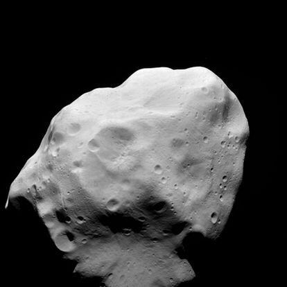 Fotografía del asteroide Lutetia tomada por la nave espacial <i>Rosetta</i> en julio de 2010.