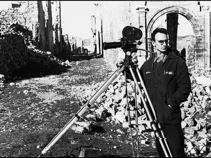 El director en una de las localizaciones del documental 'Cuenca', que rodó entre 1956 y 1957.
