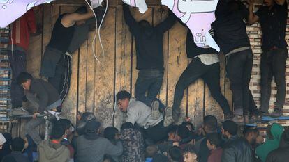 Palestinos se agolpan ante una panadería cerrada, ante la carencia de alimentos, el jueves en Rafah, en el sur de Gaza.