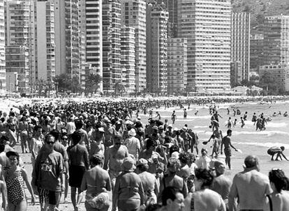 La playa de Benidorm (Alicante), absolutamente llena de gente durante las vaciones de Semana Santa, en abril de 1995. 