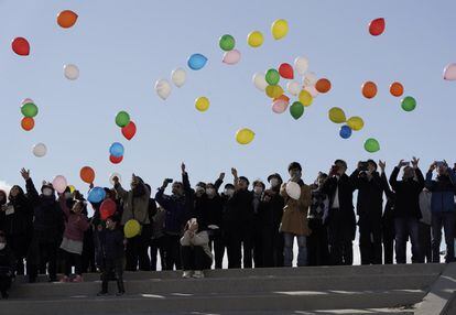 Suelta de globos para recordar las víctimas del tusnami de 2011 de en el distrito de Arahama en Sendai, prefectura de Miyagi, norte de Japón. El Gobierno se ha visto obligado a cancelar los eventos y su servicio conmemorativo, por el temor a un nuevo brote de coronavirus.