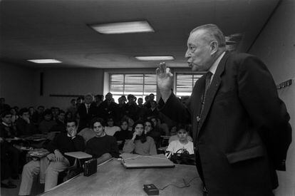 22 de enero de 1992. Blas Piñar durante una charla en una Facultad de Derecho.