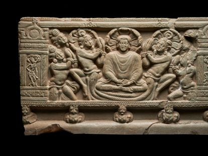 Panel Āyaka con la meditación de Buda (museo Arqueológico de Nagarjunakonda, Andhra Pradesh).