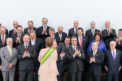 Dilma Rousseff mira a su segundo gabinete. 