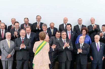 Dilma Rousseff mira a su segundo gabinete.