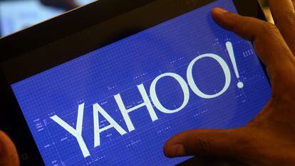 Una persona consulta Yahoo a trav&eacute;s de una tableta. 