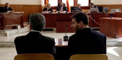 Lionel Messi, a la derecha, junto a su padre, Jorge Messi, en la Audiencia de Barcelona, el pasado mes de junio.