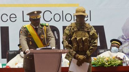 El coronel Assimi Goïta, presidente de Malí tras un golpe de Estado, se dirige al público durante su sesión de investidura en Bamako, el pasado 7 de junio de 2021.
