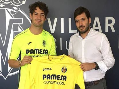Pato posa con la camiseta del Villarreal.
