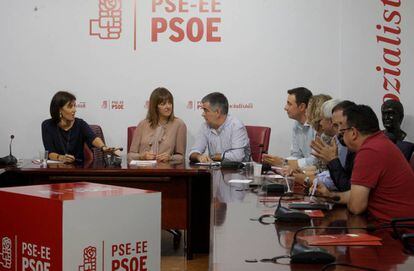 Idoia Mendia conversa este lunes con Miguel &Aacute;ngel Morales y Bego&ntilde;a Gil antes de la reuni&oacute;n de la ejecutiva del PSE.