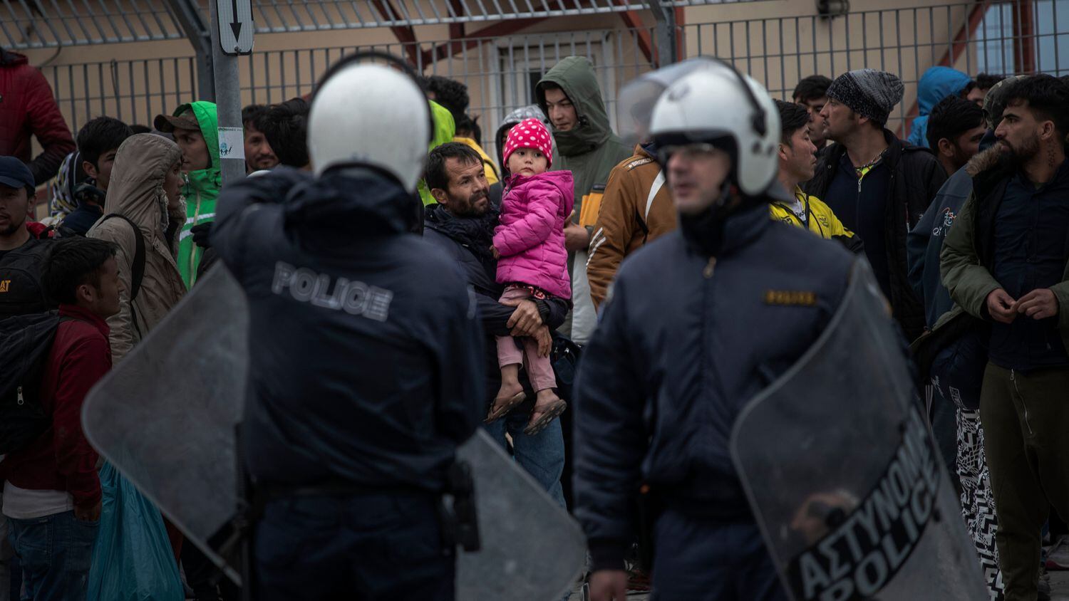 Decenas de migrantes se agolpan ayer en el puerto de Mitilene (Lesbos). ÁLVARO GARCÍA