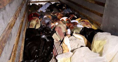 Cadáveres de miembros de las fuerzas de seguridad a las afueras de un hospital de Homs, según la versión del Gobierno.