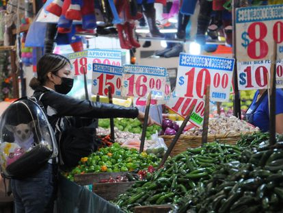 Una mujer compra verdura en un mercado de Ciudad de México, el pasado 25 de enero.