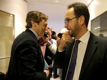 A la izquierda, Rafael Hernando, portavoz del PP, y Antonio Hernando, del PSOE, el martes en el Congreso.