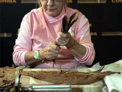 Norma Fernández, la veterana torcedora cubana, en plena elaboración en Madrid de uno de los puros habanos.