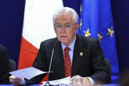 El primer ministro italiano, Mario Monti, ofrece una rueda de prensa al término de la segunda jornada de la cumbre europea en la sede del Consejo Europeo en Bruselas, Bélgica, ayer, viernes, 19 de octubre de 2012.
