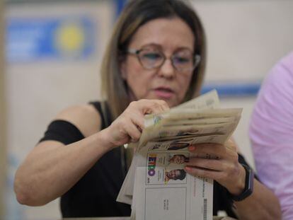 Una oficial de casilla cuenta votos en una casilla electoral de Bucaramanga, Colombia.