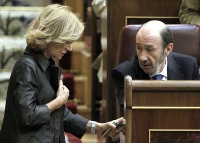 La vicepresidenta económica, Elena Salgado, y el candidato del PSOE, Alfredo Pérez Rubalcaba, conversan durante el pleno del Congreso.