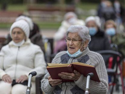 Residentes de Vila Clavellina, en Premià de Mar, cantan villancicos el pasado 24 de diciembre.