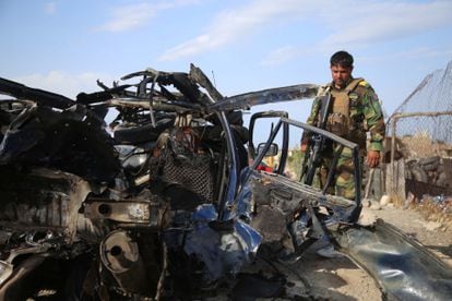 Un militar junto a los restos de un coche alcanzado por una bomba que mató a seis civiles el pasado 21 de julio en Jalalabad, Afganistán.