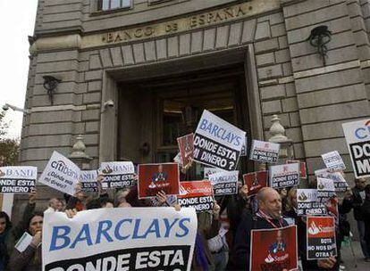 Afectados por Lehman Brothers en Barcelona, en la protesta de ayer ante el Banco de España.