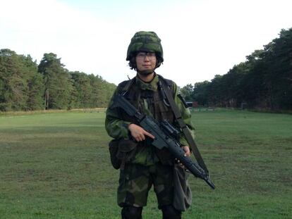 Liv Widqvist, en el campo de entrenamiento de tiro con fuego real en Gotland (Suecia).