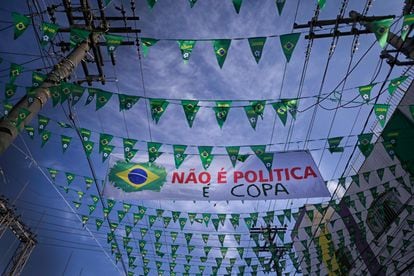 Un cartel en medio de banderas de Brasil en una calle de Belo Horizonte, el 16 de octubre de 2022.