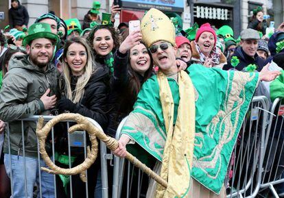 Una persona disfrazada de San Patricio posa para una foto en Dublín (Irlanda).