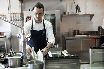 El chef cordobés Paco Morales, en su cocina del Hotel Ferrero.