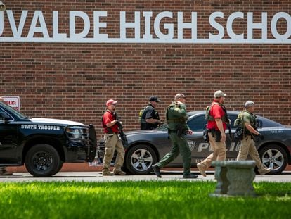 Personal de seguridad en el exterior del instituto de Uvalde, cerca de la escuela primaria, tras el tiroteo en Texas.