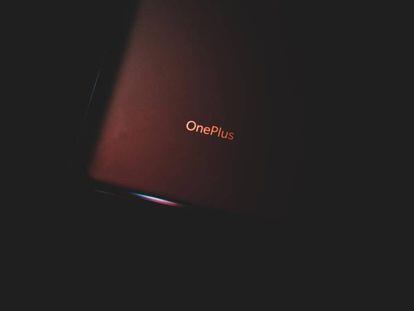 Logo de OnePlus con fondo negro