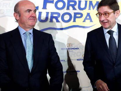 El ministro de Economía, Luis de Guindos (i), junto al presidente de Bankia, José Ignacio Goirigolzarri (d), al inicio del desayuno informativo del Fórum Europa. Goirigolzarri