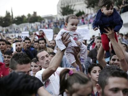 Refugiados protestan por el bloqueo policial en Estambul.