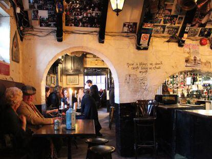 Interior del &#039;pub&#039; Kelly&rsquo;s Cellars, en el centro de Belfast. 