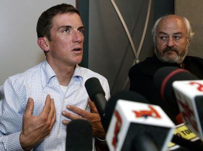Tyler Hamilton, en la rueda de prensa que dió tras su positivo en 2004