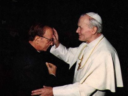 El sacerdote Marcial Maciel recibe la bendición del papa Juan Pablo II.