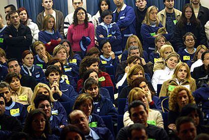 Empleados de la planta de Samsung, durante la asamblea convocada ayer en Sabadell (Barcelona).