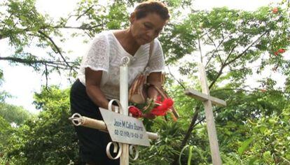 Olga Osorio en la tumba de su hijo, que figura como candidato a concejal.