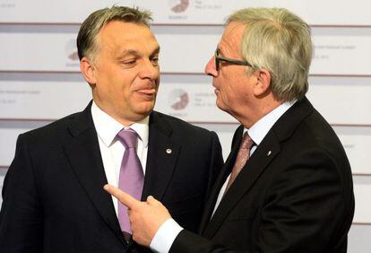 Juncker (derecha) recibe a Orban, este viernes en Riga.
