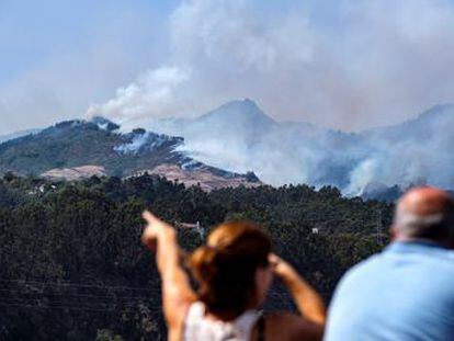El fuego ha obligado a desalojar a más de 5.000 personas en la isla y afecta a 3.400 hectáreas