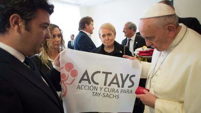 El Papa observa un cartel de la asociaci&oacute;n nacida en Almer&iacute;a Actays.