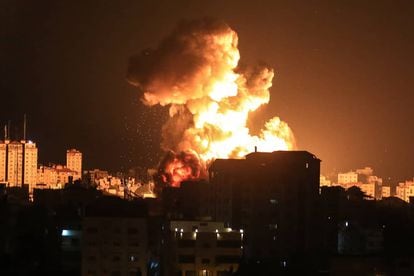 Impacto de un ataque aéreo israelí sobre un edificio de la ciudad de Gaza.