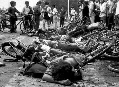 Los cuerpos de varios estudiantes muertos yacen entre restos de bicicletas tras la represión del Ejército chino en Tiananmen.