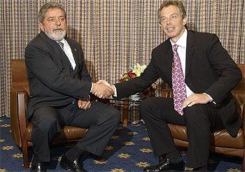 Lula da Silva y Tony Blair se estrechan la mano durante su entrevista personal de ayer en Londres.