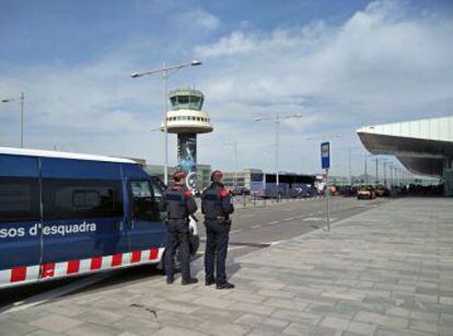 Los Mossos refuerzan la vigilancia en el aeropuerto.