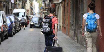 Una pareja de turistas busca alojamiento en el barrio de La Barcelona. 