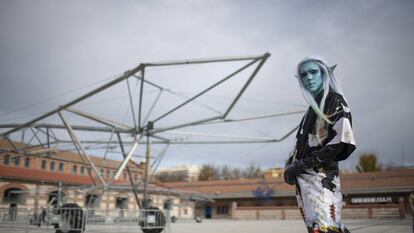 El artista Pablo Durango, en su caracterización llamada Onyx, junto a una de las estructuras del proyecto Escaravox, en la plaza central de Matadero.