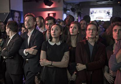 Partidarios del candidato presidencial del movimiento En Marche!, Emmanuel Macron, siguen en un bar el debate televisivo ante la candidata ultraderechista a la presidencia por el Frente Nacional, Marine Le Pen, en París.
