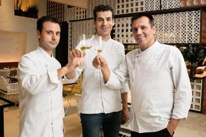 Los chefs del restaurante Disfrutar, de izquierda a derecha: Eduard Xatruch, Mateu Casañas y Oriol Castro.